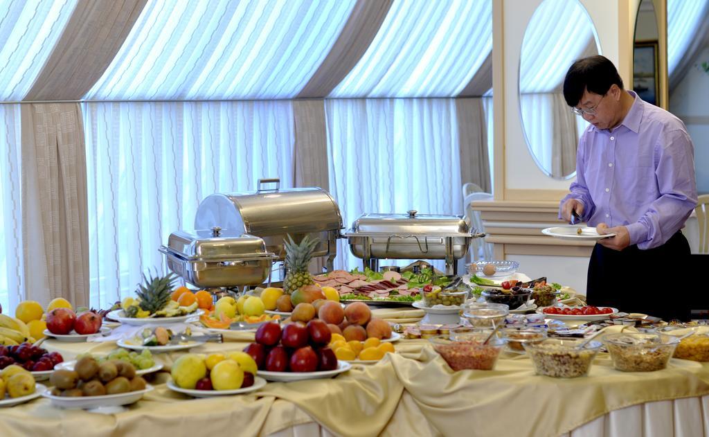 Hotel Victory Пристина Екстериор снимка