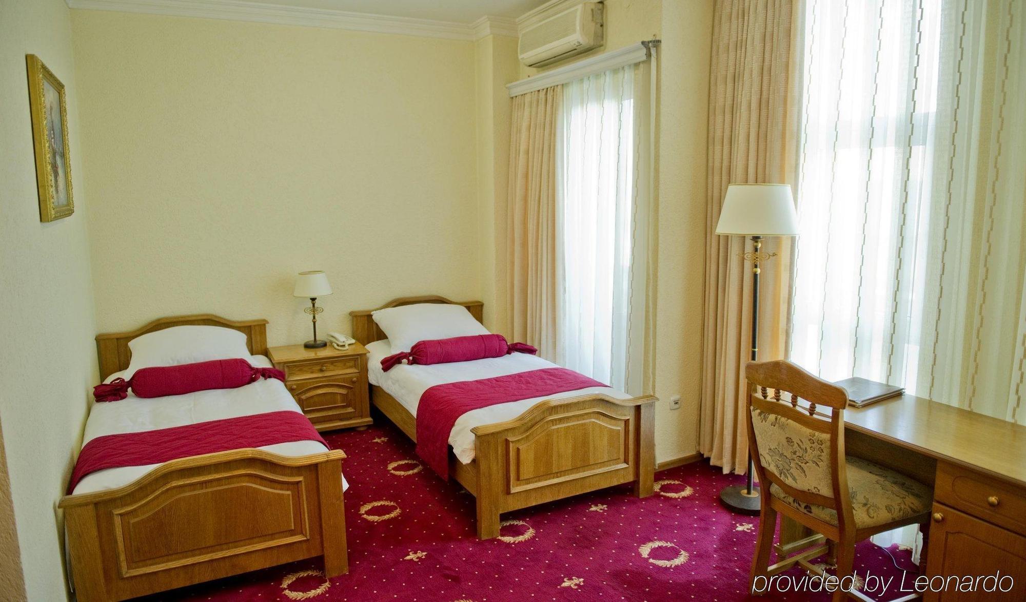 Hotel Victory Пристина Екстериор снимка