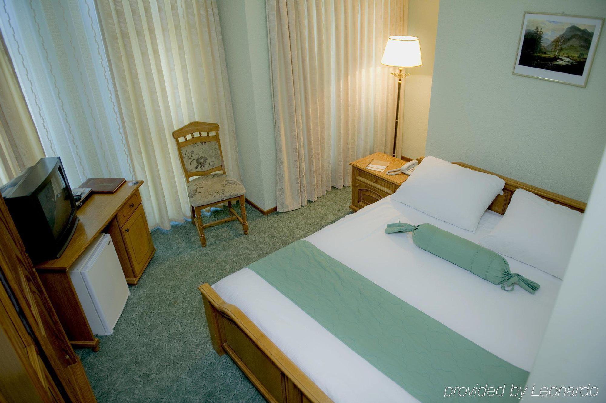 Hotel Victory Пристина Екстериор снимка